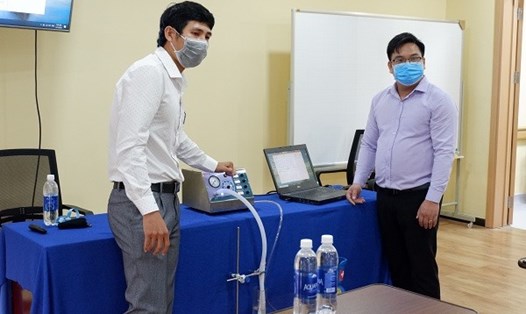 Chạy thử nghiệm máy thở không xâm nhập ở Đại học Duy Tân Đà Nẵng. Ảnh: Ngô Huyền