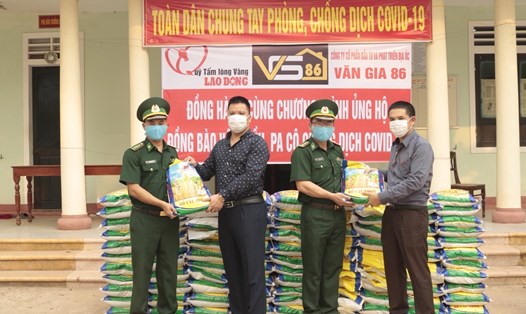 Trao số gạo 1 tấn từ Quỹ Tấm lòng vàng cho đồng bào thiểu số ở biên giới Việt - Lào tại Đồn Biên phòng Thuận. Ảnh: TRẦN CHÁNH