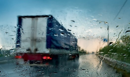 Lái xe trên đường mưa bão luôn tiềm ẩn nhiều nguy cơ tai nạn giao thông. Ảnh Trần Khanh.