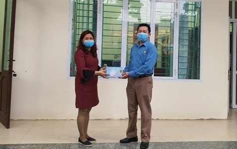Lãnh đạo LĐLĐ TP Hà Giang trao quà tới Công ty cổ phần Môi trường đô thị Hà Giang.