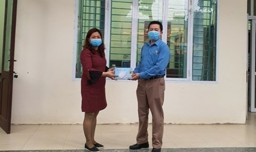 Lãnh đạo LĐLĐ TP Hà Giang trao quà tới Công ty cổ phần Môi trường đô thị Hà Giang.