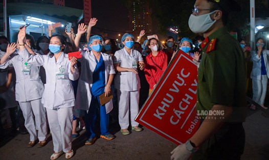 Các bác sĩ, bệnh nhân và người nhà bệnh nhân không giấu được niềm vui khi bệnh viện Bạch Mai chính thức được dỡ bỏ cách ly. Ảnh: Sơn Tùng
