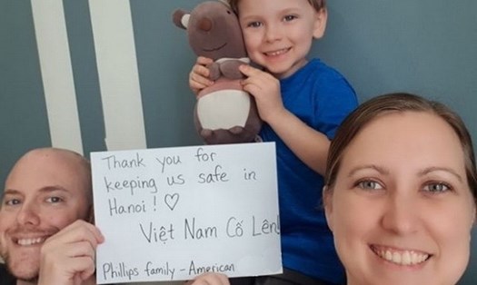 Gia đình anh Phillips, người Mỹ sống tại Hà Nội cùng thông điệp ý nghĩa gửi tới Việt Nam. Ảnh: Wayne Worrell