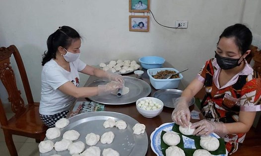 Đoàn viên công đoàn Trường Mầm non Nam Hồng làm bánh bao tặng khu cách ly.