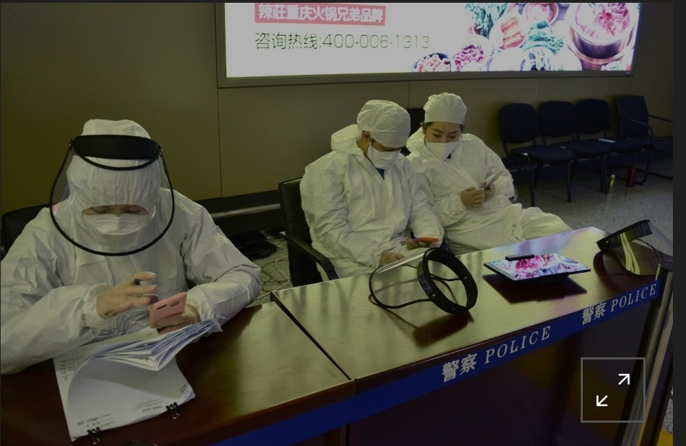 Công nhân mặc đồ bảo hộ tại một điểm đăng ký cho hành khách trong một sân bay ở Cáp Nhĩ Tân, tỉnh Hắc Long Giang, Trung Quốc giáp với Nga. Ảnh: Reuters