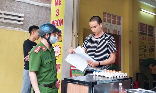 Lực lượng chức năng Đà Nẵng thường xuyên tuần tra, nhắc nhở người dân về quy định phòng chống dịch trong thời gian cách ly xã hội. Ảnh: Thuỳ Trang