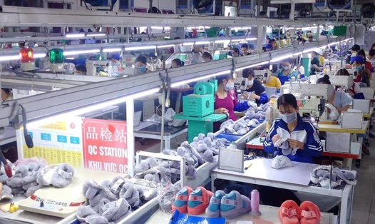 Các công ty có số lượng công nhân lớn tại các khu công nghiệp, khu kinh tế ở Nghệ An vẫn hoạt động bình thường. Ảnh: Quang Đại
