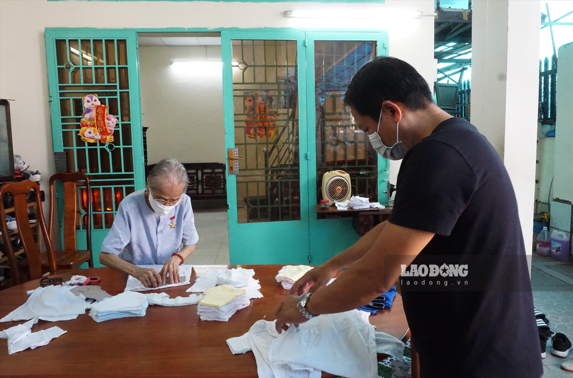 Mẹ Việt Nam anh hùng 97 tuổi Ngô Thị Quýt (ngụ phường 5, quận Gò Vấp, TPHCM) may khẩu trang tặng người nghèo. Ảnh: Phương Nhàn