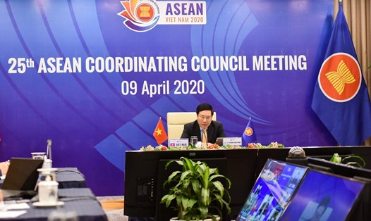 Phó Thủ tướng, Bộ trưởng Ngoại giao Phạm Bình Minh chủ trì Hội nghị trực tuyến Hội đồng điều phối ASEAN (ACC) lần thứ 25 ngày 9.4. Ảnh: BNG