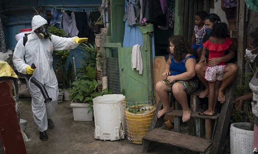 Phun khử trùng ở khu ổ chuột Santa Marta, Rio de Janeiro, Brazil ngày 10.4. Ảnh: AP
