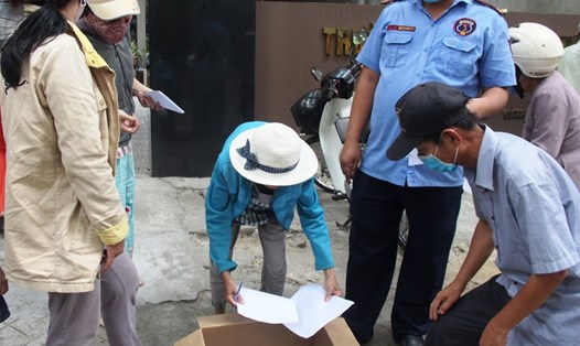 Trước đó, "ATM gạo" ở 28 Nguyễn Tri Phương, TP. Huế không thể hoạt động do người dân đến cùng lúc quá đông. Ảnh: PT.