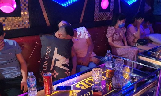 Phát hiện thêm 1 quán karaoke mở cửa để hàng chục thanh niên sử dụng ma túy giữa mùa dịch COVID-19 ở Quảng Nam.