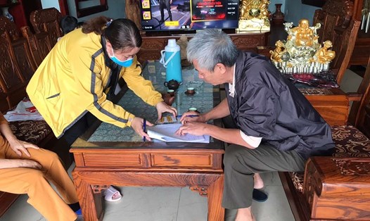 Nhân viên các bưu cục của Quảng Ninh đến tận nhà dân phát lương hưu và trợ cấp xã hội. Ảnh: CTV