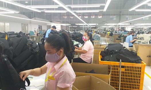 Công nhân tỉnh Tiền Giang thực hiện nghiêm túc việc mang khẩu trang. Ảnh: K.Q