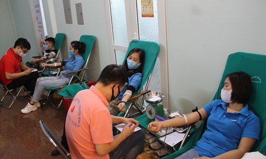 CNVCLĐ quận Hồng Bàng tham gia hiến máu tình nguyện. Ảnh Mai Dung