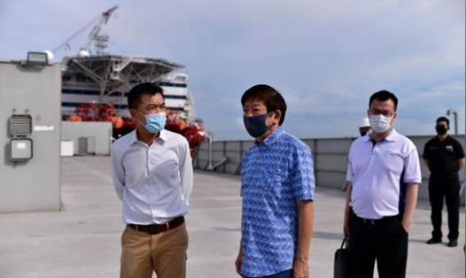 Bộ trưởng Bộ Giao thông Vận tải Singapore Khaw Boon Wan tới thăm 1 "nhà nổi" tại cảng Tanjong Pagar. Ảnh: Reuters.