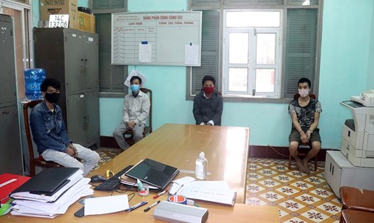 4 đối tượng bị Công an lập biên bản, truy xét về hành vi chống người thi hành công vụ khi qua chốt kiểm soát COVID-19 tại thị xã Quảng Yên (Quảng Ninh). Ảnh: CAQN