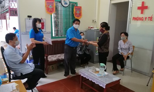 Trao tiền hỗ trợ cho giáo viên, nhân viên tại Trường Tư thục Bình Minh. Ảnh: Trí Dũng