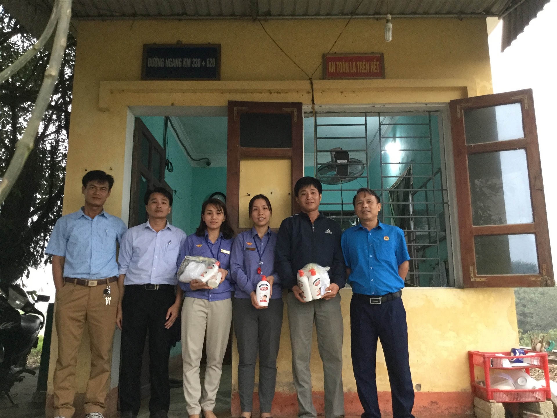 Trao hỗ trợ vật dụng phòng, chống bệnh COVID-19 cho công nhân gác chắn đường ngang. Ảnh: Đỗ Hoà