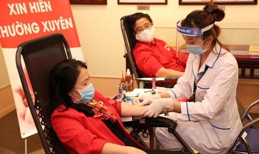 Chủ tịch Hội Chữ Thập đỏ Việt Nam Nguyễn Thị Xuân Thu tham gia hiến máu. Ảnh: MTTQ