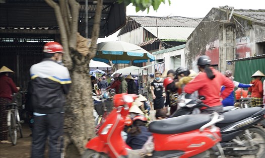 Người dân tập trung đông người tại chợ xã Hưng Chính  - TP Vinh trong sáng 13.4. Ảnh: PV