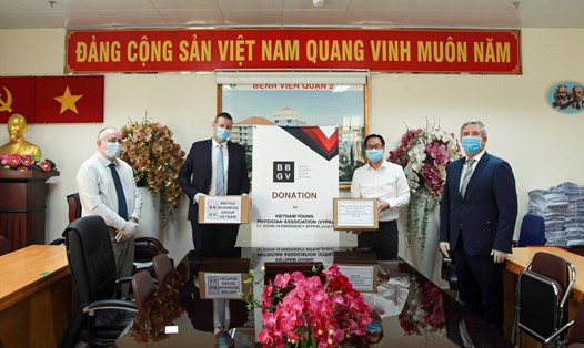 Hiệp hội Doanh nghiệp Anh trao tặng Việt Nam 500 triệu đồng chống dịch COVID-19. Ảnh: ĐSQ Anh