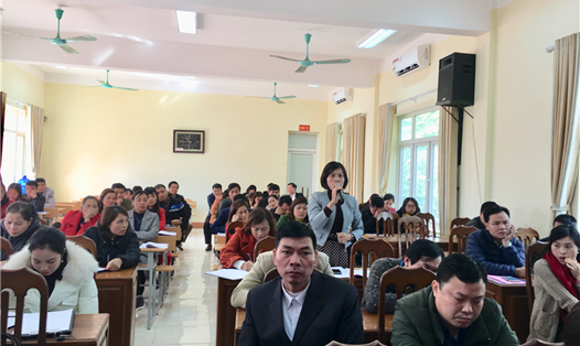 Người lao động tại LĐLĐ huyện Văn Bàn trao đổi về chế độ, chính sách BHXH, BHYT BHTN liên quan đến người lao động. Ảnh: (TL) PT