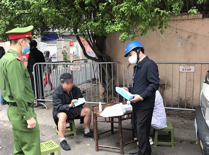Các tổ công tác quận Đống Đa tuần tra, xử lý các trường hợp vi phạm phòng chống dịch COVID-19. Ảnh: LN