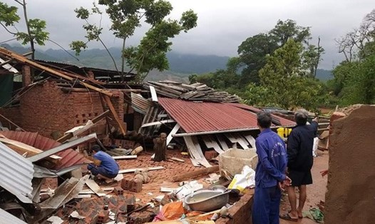 Nhà ở của người dân bị sập đổ do dông lốc. Ảnh: PCTT