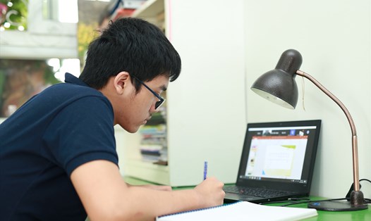 Nhiều trường học trên cả nước đã triển khai cho học sinh học online trong mùa dịch. Ảnh: Hải Nguyễn
