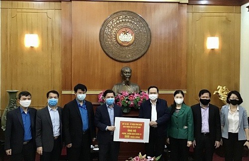 Đại diện Quỹ Xã hội - Từ thiện Công đoàn GTVT Việt Nam trao tiền ủng hộ.