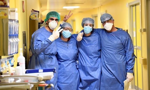 Các nhân viên y tế mặc bộ đồ bảo hộ trong đơn vị chăm sóc đặc biệt của một bệnh viện ở Milan, Italia. Ảnh: Reuters