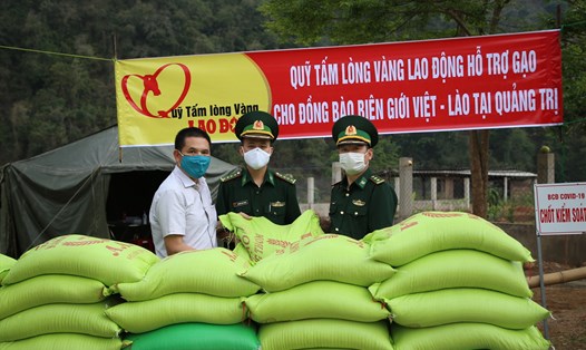 Đại diện Quỹ Tấm lòng Vàng Lao Động trao gạo hỗ trợ cho người dân có hoàn cảnh khó khăn thông qua Đồn Biên phòng A Vao và Ba Nang. Ảnh: Hưng Thơ.