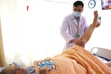 Bác sĩ kiểm tra sức khoẻ của bệnh nhân nhiễm trùng nặng do cắt lể. Ảnh: BV ĐHYD TPHCM cung cấp