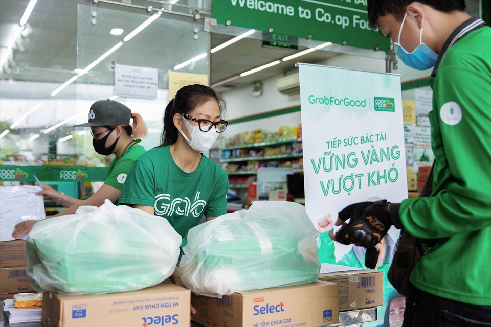 Bà Nguyễn Thái Hải Vân tặng gạo và mì cho đối tác tài xế Bà Nguyễn Thái Hải Vân tặng gạo và mì cho đối tác tài xế