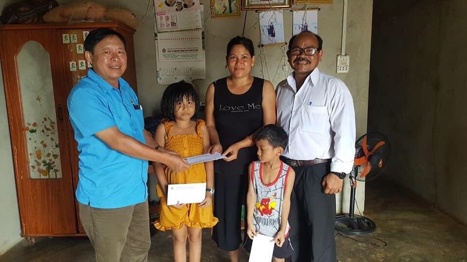 Công đoàn Tổng Công ty Cà phê Việt Nam trao quà hỗ trợ cho đoàn viện có hoàn cảnh khó khăn. Ảnh: CĐ TCty Cà phê.