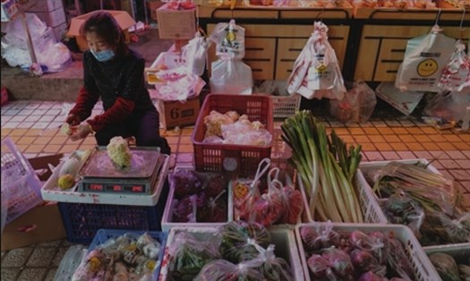 Người bán rau trong một chợ ở quận Vũ Xương, Vũ Hán, tỉnh Hồ Bắc, Trung Quốc. Ảnh: Global Times