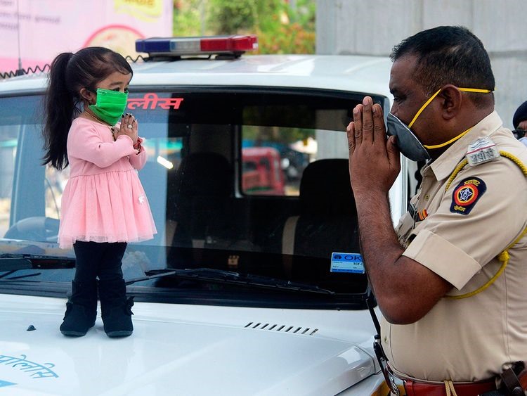 Người phụ nữ thấp nhất thế giới xuống đường kêu gọi người dân Ấn Độ ở nhà. Ảnh: AFP.