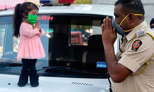 Người phụ nữ thấp nhất thế giới xuống đường kêu gọi người dân Ấn Độ ở nhà. Ảnh: AFP.