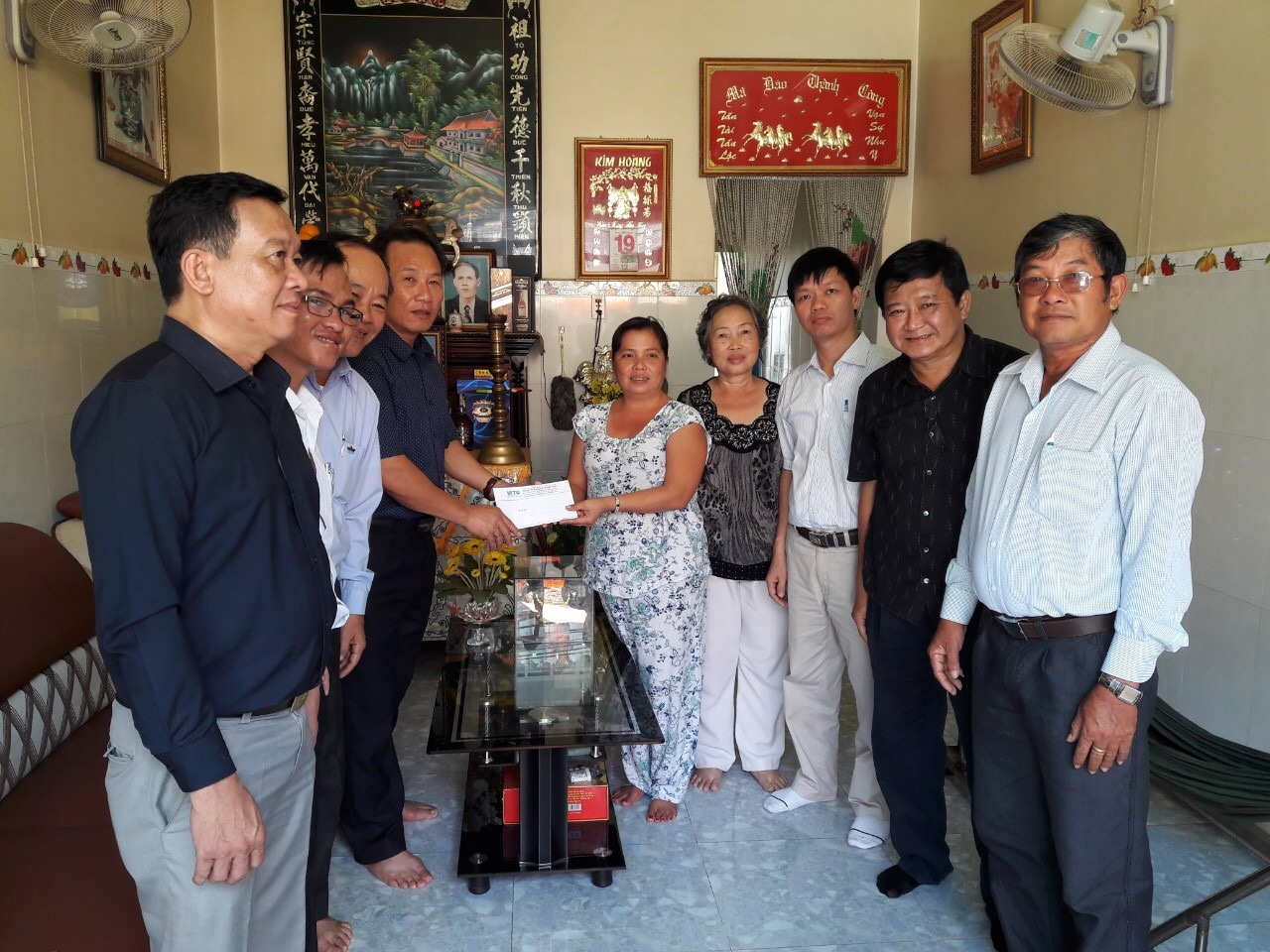 Đại diện lãnh đạo Nghiệp đoàn Nghề cá Việt Nam thăm, tặng quà gia đình đoàn viên tại huyện Gò Công Đông (Tiền Giang) gặp nạn khi đang khai thác hải sản trên biển. (Ảnh minh hoạ). Ảnh do Nghiệp đoàn Nghề cá Việt Nam cung cấp