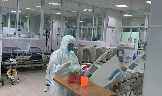 Nhân viên y tế chăm sóc bệnh nhân tại Bệnh viện Bệnh Nhiệt đới Trung ương. Ảnh: Đặng Thanh