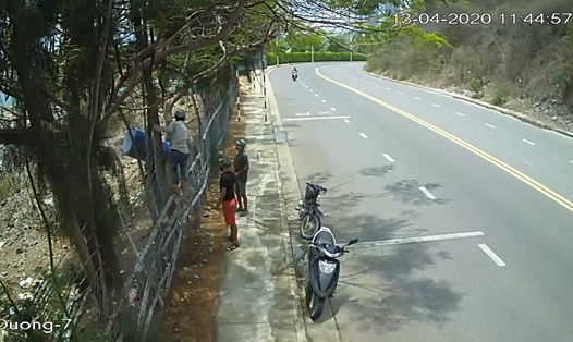 Các đối tượng đột nhập nhà hàng Thiên Phước, Nha Trang, Khánh Hòa giữa ban ngày để lấy trộm thùng phuy và ống thép. Ảnh: Văn Dũng