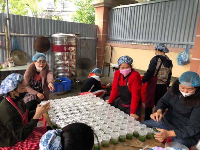 Đoàn viên công đoàn Trường THCS Hợp Giang (Cao Bằng) hỗ trợ nấu ăn trong khu cách ly. Ảnh: Hương Lan.