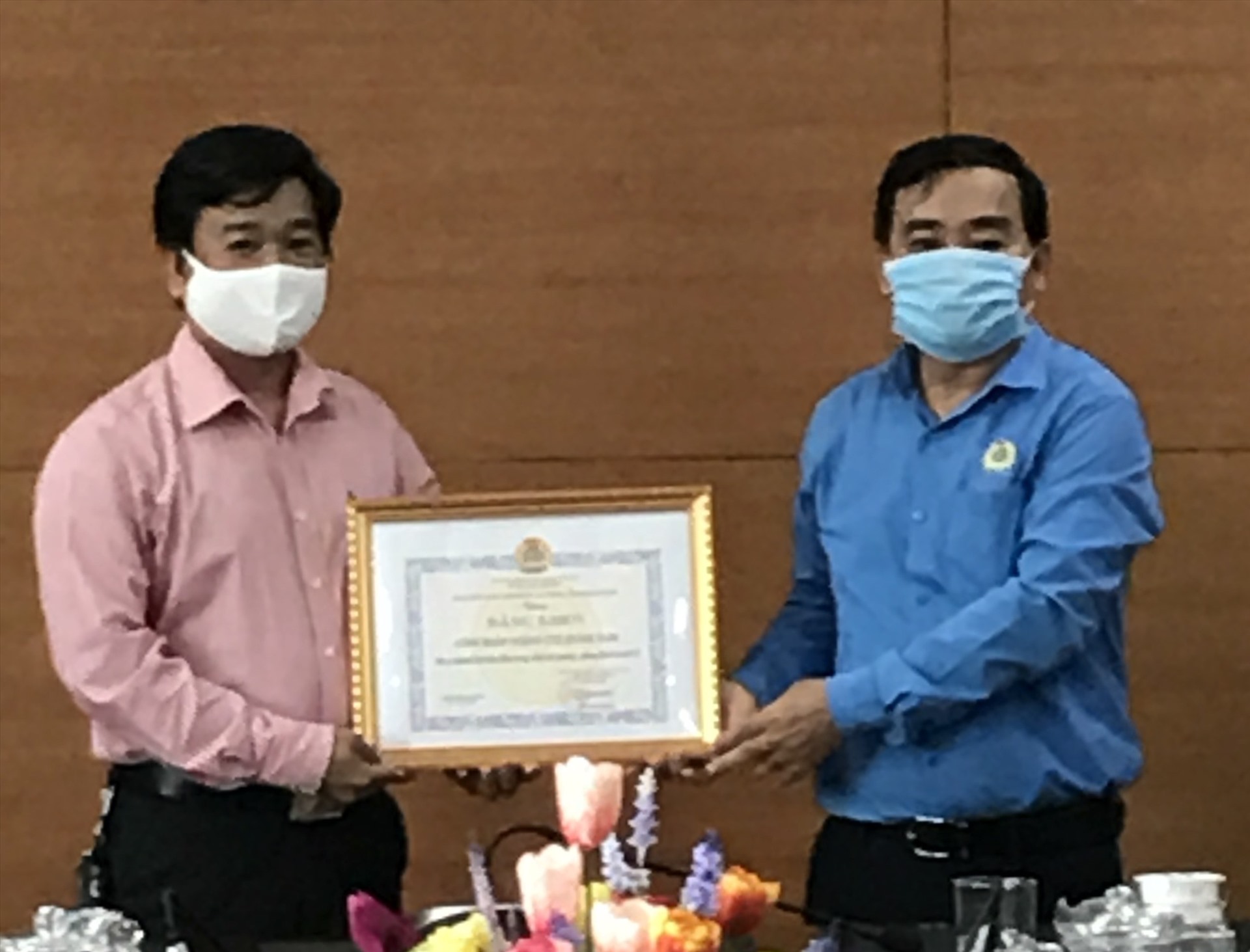 LĐLĐ tỉnh Quảng Nam tặng bằng khen cho các đơn vị tham gia tích cực trong công tác phòng chống dịch COVID-19. Ảnh: Thanh Chung