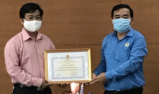 LĐLĐ tỉnh Quảng Nam tặng bằng khen cho các đơn vị tham gia tích cực trong công tác phòng chống dịch COVID-19. Ảnh: Thanh Chung