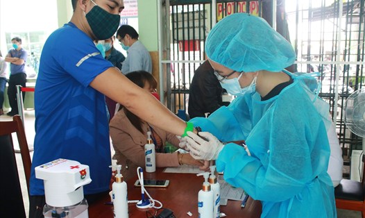 Gần 1,5 tỉ đồng được Hội Doanh nhân trẻ Đà Nẵng ủng hộ cho ngành y tế thành phố. Ảnh: Thuỳ
