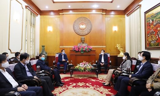 Chủ tịch UBTW MTTQ Việt Nam Trần Thanh Mẫn trao đổi với Bộ trưởng Bộ Lao động - Thương binh và Xã hội Đào Ngọc Dung. Ảnh: MTTQ