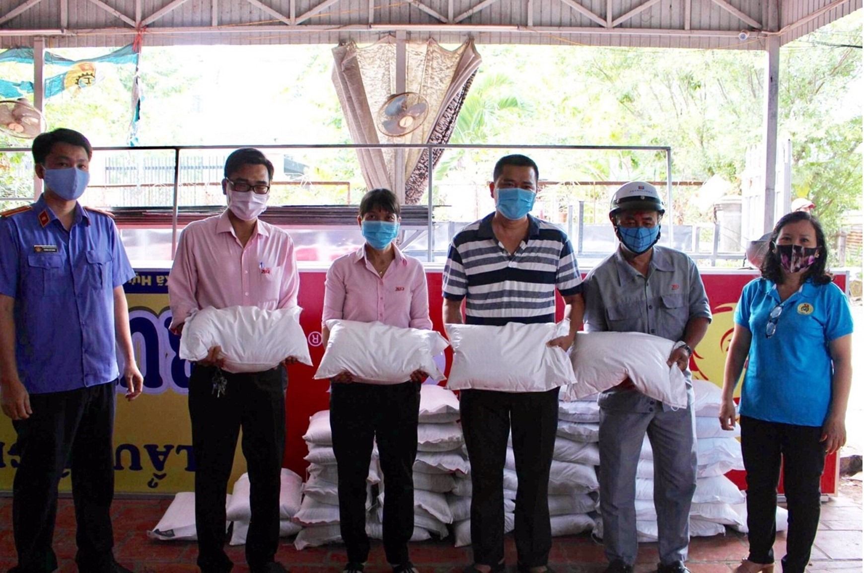 LĐLĐ TP Long Xuyên (An Giang) tặng gạo hỗ trợ cho CNLĐ tại các tổ tự quản nhà trọ trên địa bàn thành phố. Ảnh: Tuyết Như