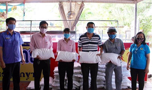 LĐLĐ TP Long Xuyên (An Giang) tặng gạo hỗ trợ cho CNLĐ tại các tổ tự quản nhà trọ trên địa bàn thành phố. Ảnh: Tuyết Như