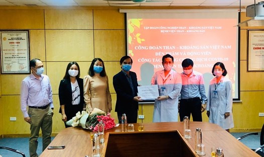 Chủ tịch Công đoàn Than - Khoáng sản Việt Nam Lê Thanh Xuân trao hỗ trợ, động viên Ban Chỉ đạo, lực lượng phòng chống dịch COVID-19 của Bệnh viện Than - Khoáng sản Việt Nam.